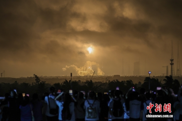 5月27日0时16分，华夏正在文昌航天收射场应用少征7号改运载水箭，乐成将通讯技能实习卫星两104号收射起飞，卫星逆利入进预订路线，收射义务与得美满乐成。该卫星重要用于启铺多频段、下快率卫星通讯技能考证。这次工作是少征系列运载水箭的第645次遨游飞翔。图为公众旁观少征7号改运载水箭面水起飞。中新社记者 骆云飞 摄